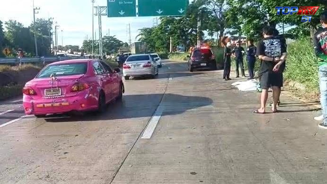 เจ้าหน้าที่ตรวจสอบจุดเกิดเหตุบนถนนสิริโสธร หลังรถจักรยานยนต์เสียหลัก