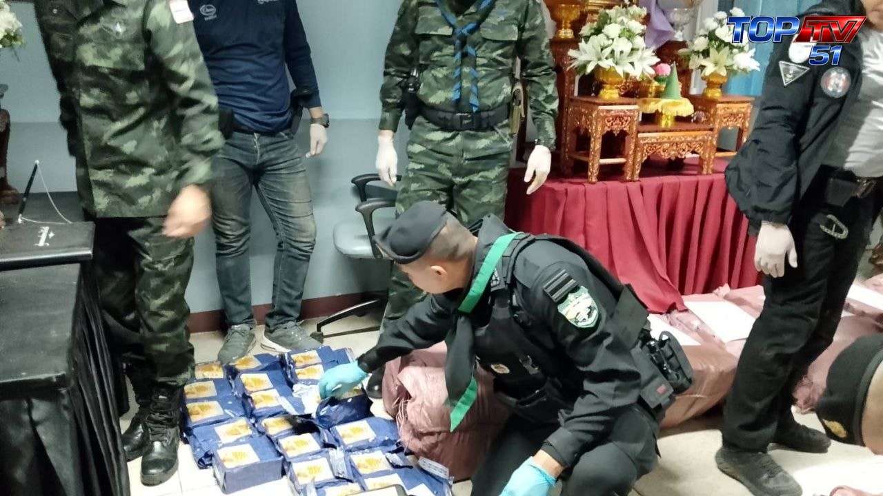 เจ้าหน้าที่ตรวจสอบห่อของกลางภายในอาคาร