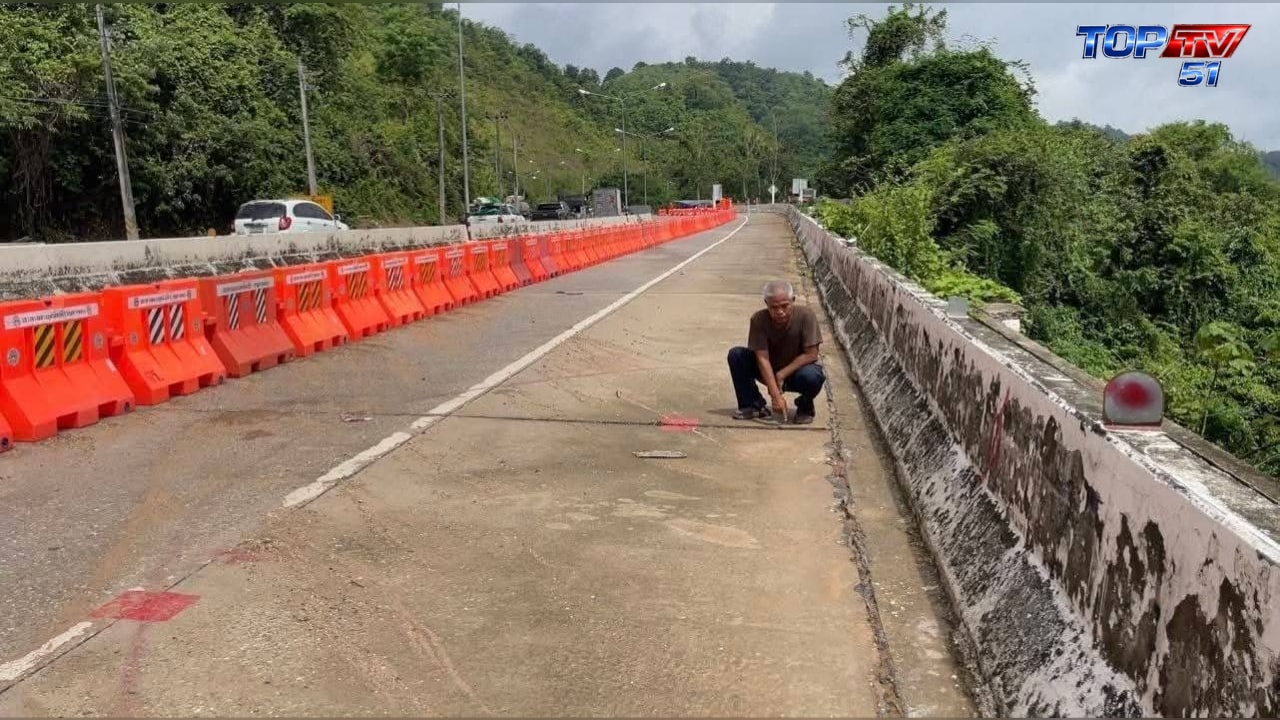 เจ้าหน้าที่ตรวจสอบรอยแตกร้าวและค่าระดับผิวทางในพื้นที่เสี่ยงทรุดตัว