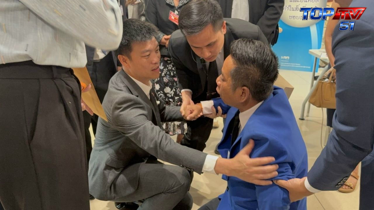 เจ้าหน้าที่และผู้ร่วมคณะเข้าประคับประคองระหว่างการเข้าพบภายในรัฐสภา